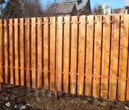 Устанавливаем деревянный забор