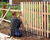 Устанавливаем деревянный забор